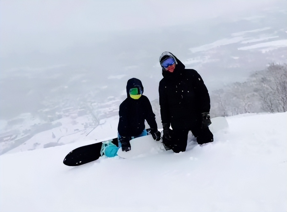 62岁梁朝伟日本滑雪惊艳现身，神秘之旅背后有何故事？深度解读其罕见出游背后的真相！香港视角独家剖析。