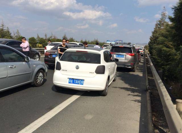 司机超车失败怒撞前车，惊险瞬间曝光！结局太意外……