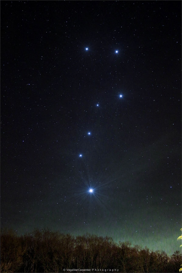 惊心动魄！摄影爱好者熬夜蹲点，竟拍下‘七星连珠’神秘瞬间！