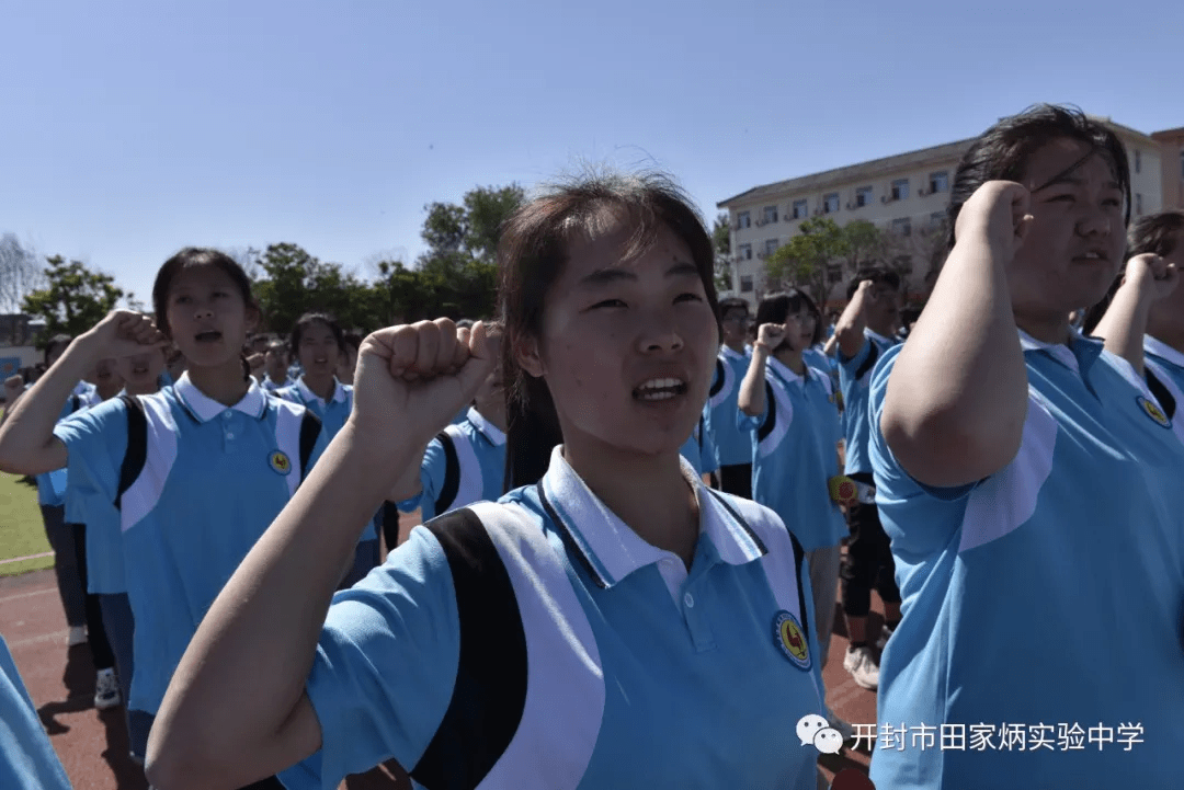 惊！男子浪漫求婚母校操场竟遭拒，背后真相让人心酸又无奈！