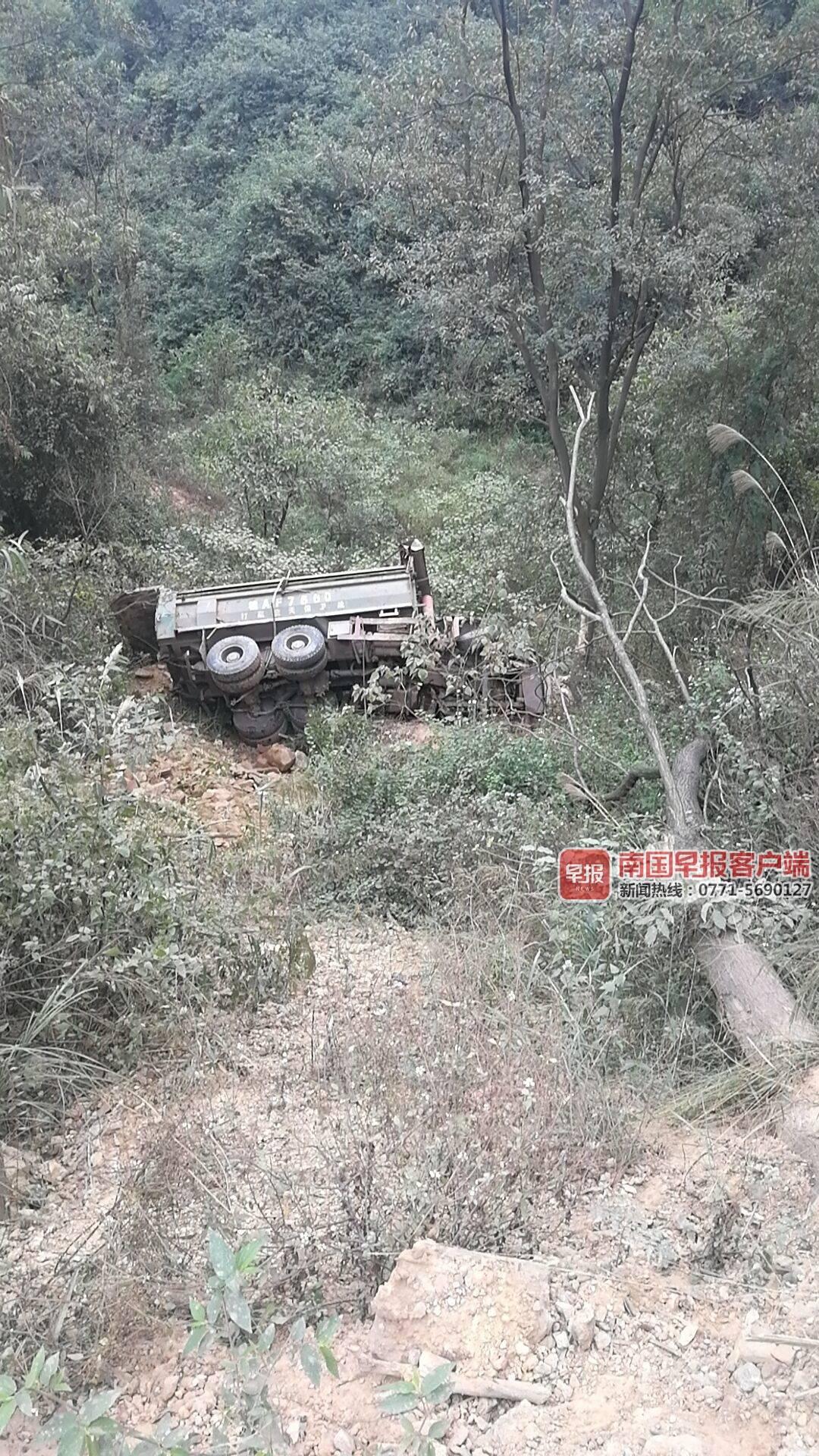 两工人倒车失误把车倒下山坡